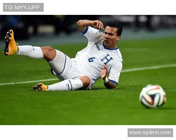 足球明星脚后跟受伤瞬间曝光球迷心痛不已的背后故事