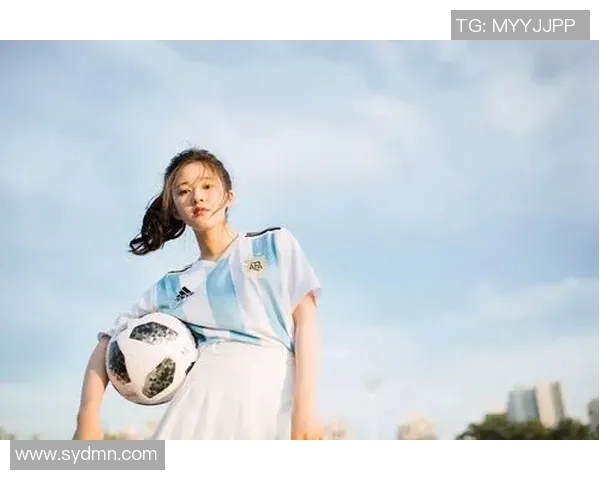 青春洋溢的足球明星们展现少年感与激情的完美结合